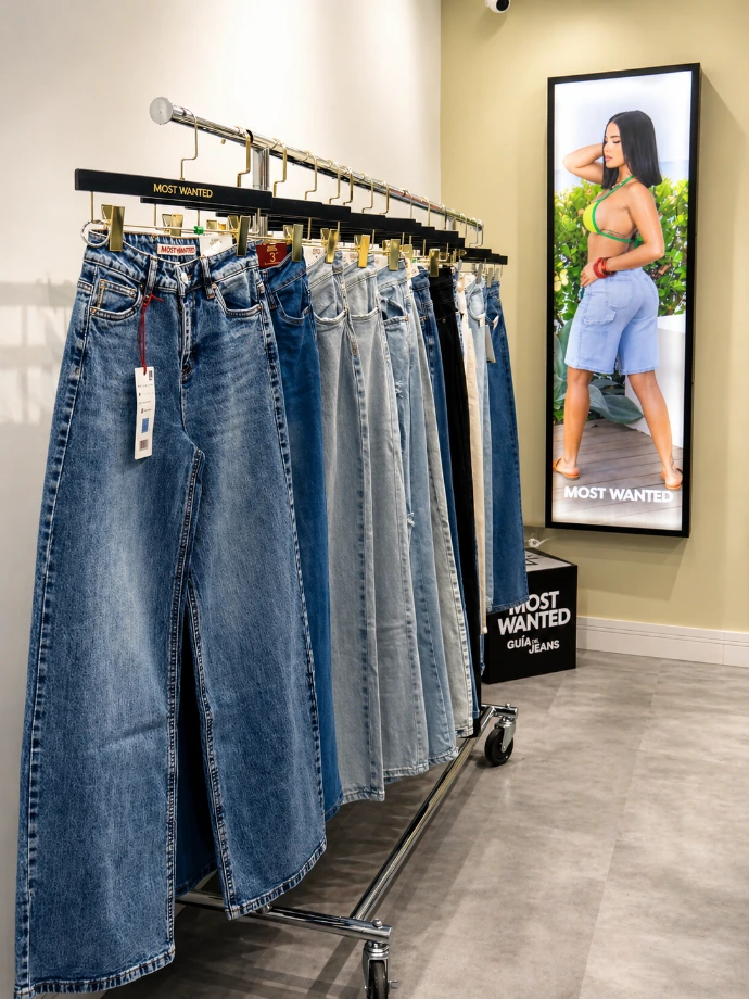Showroom de Rufini Corp en Caracas con inventario de jeans al mayor